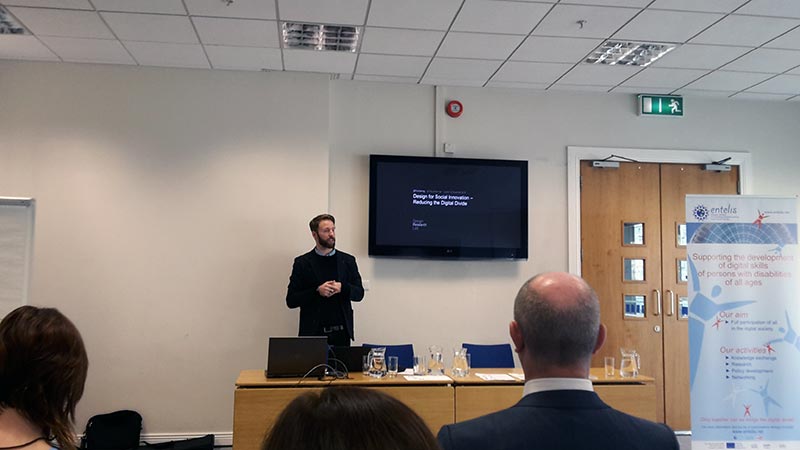 The designer Tom Bieling presents the LormHand and the LormGlove to the international audience